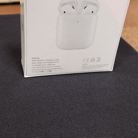 Apple Airpods 2 Generation w/ charging case - Picture 2 of 4